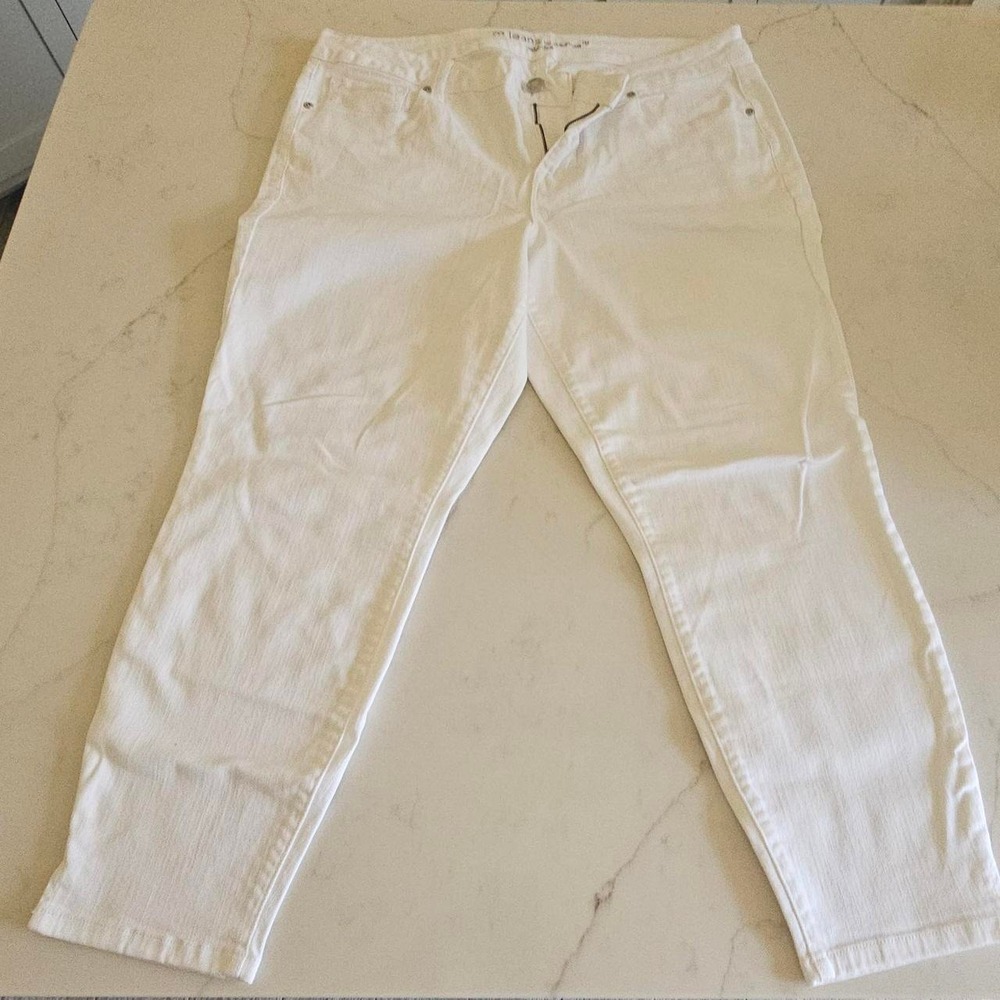 Maurice's White Crop Jeans with zipper